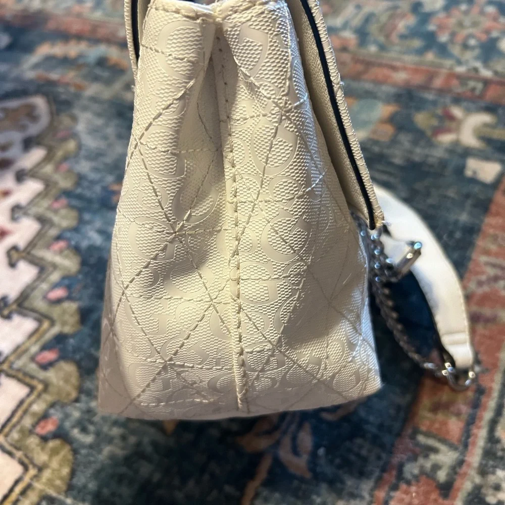 Guess Los Angeles bag with silver tone hardware - Picture 3 of 7